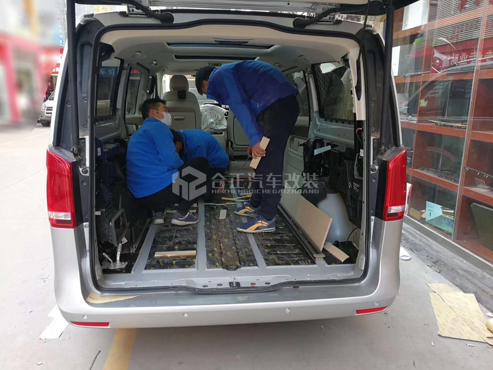 西安合正汽车改装,14家直营分店,20年改装经验。 我们始终按照近乎苛刻的完美要求作为经营的基础,打造纯手工艺雕琢的奢华,一针一线的精工细缝,为广大爱车人提供更多的内饰个性化选择而服务。商务车的内饰翻新/新车内饰改装!精湛的技术和超凡的设计,将爱车内的色彩搭配更加和协。 【官网】:www.